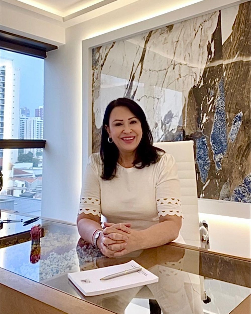 Dra. Débora Andrade em seu consultório no Tatuapé
